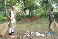 प्रधानमंत्री नरेंद्र मोदी ने 'स्वच्छता ही सेवा' अभियान के तहत श्रमदान किया